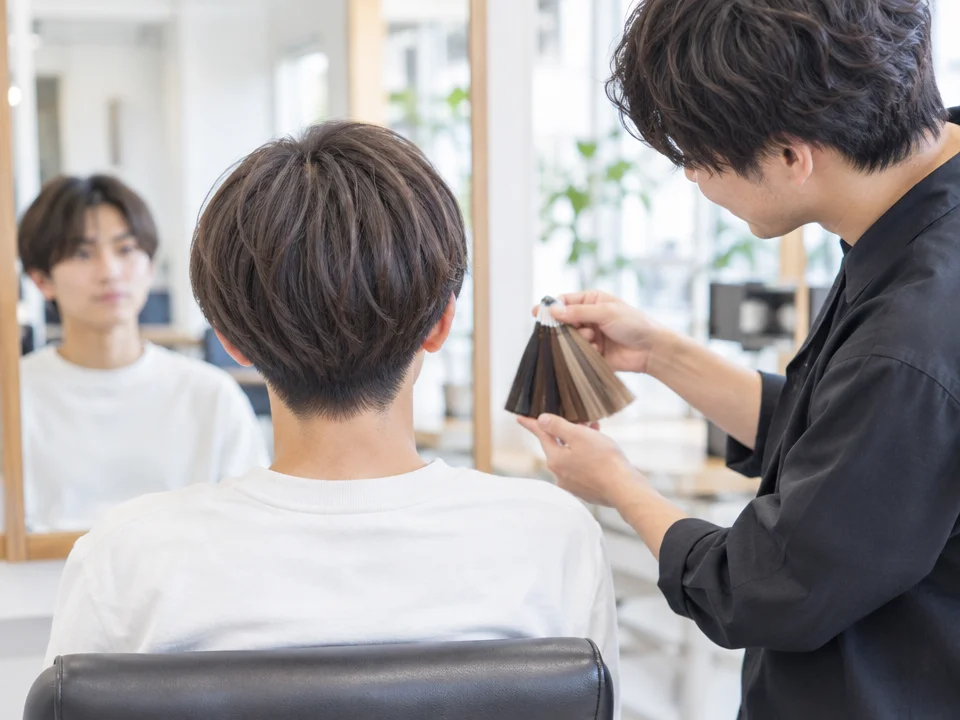 メンズヘアカラーの選び方｜髪型や印象に合わせたカラーを解説