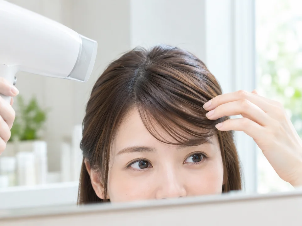 前髪をきれいに流す方法｜前髪の乾かし方とセットのコツ