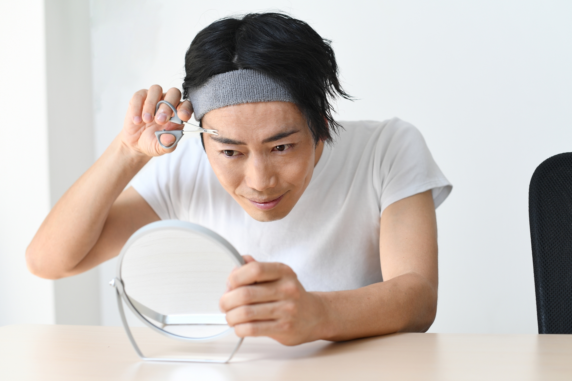 メンズ眉毛の流行は？髪型や顔立ちに合わせた眉メイクのポイント
