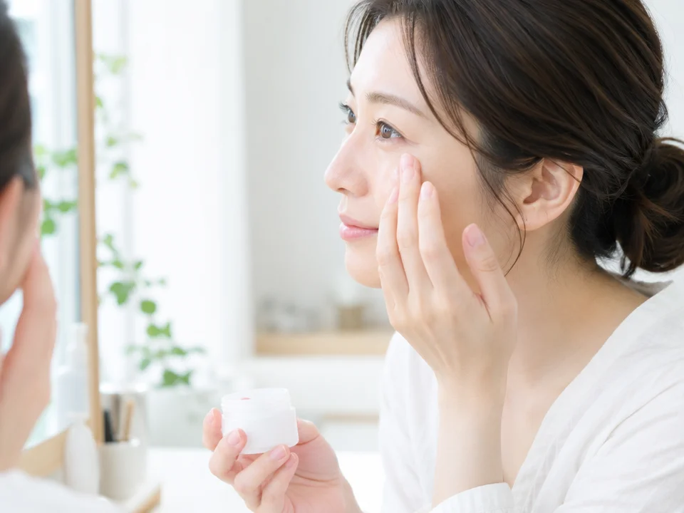 目の下のたるみを自然に隠すメイク手順