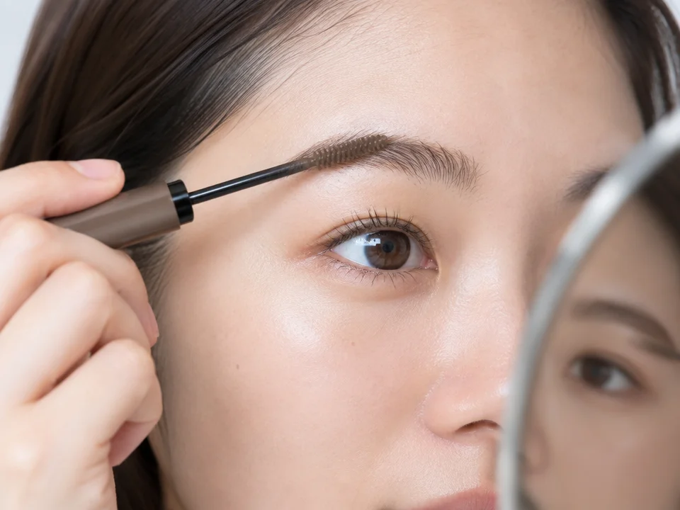 毛流れに逆らって眉毛の裏側に薄く塗る