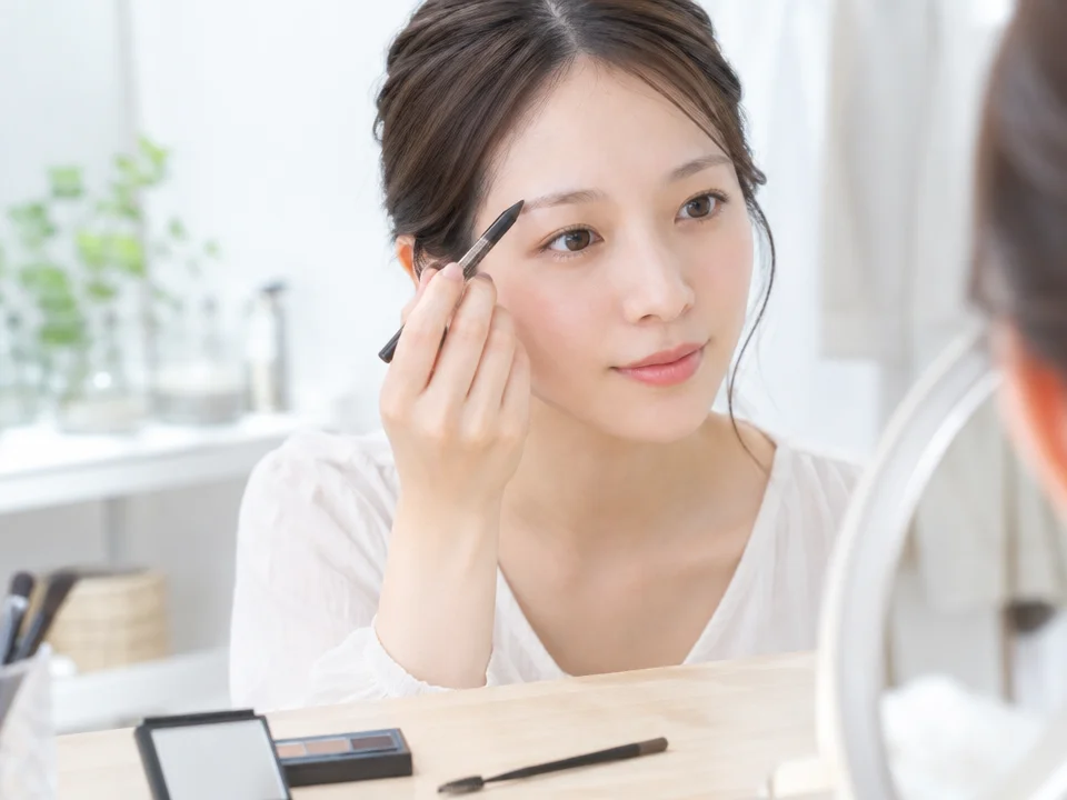 眉毛がない・少ない人の描き方｜自然な毛流れを作る眉メイク
