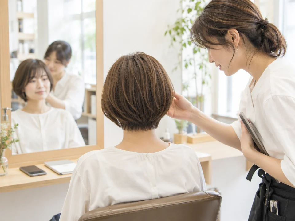 美容院へ行く頻度はどれくらい？髪型・カラー別の目安を解説