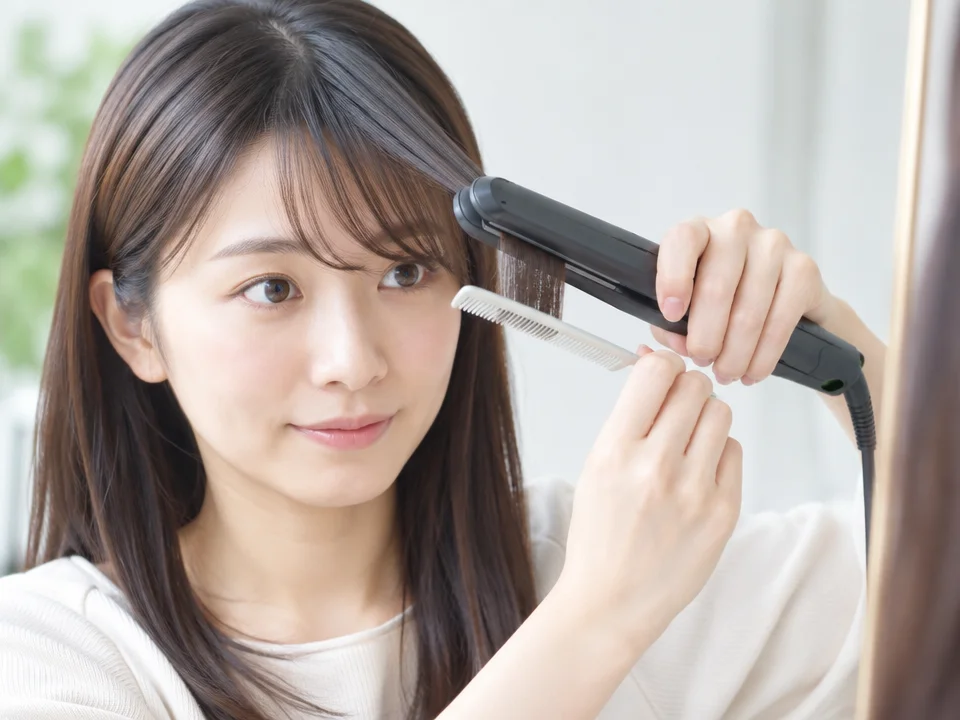 ヘアアイロンで前髪を流す方法