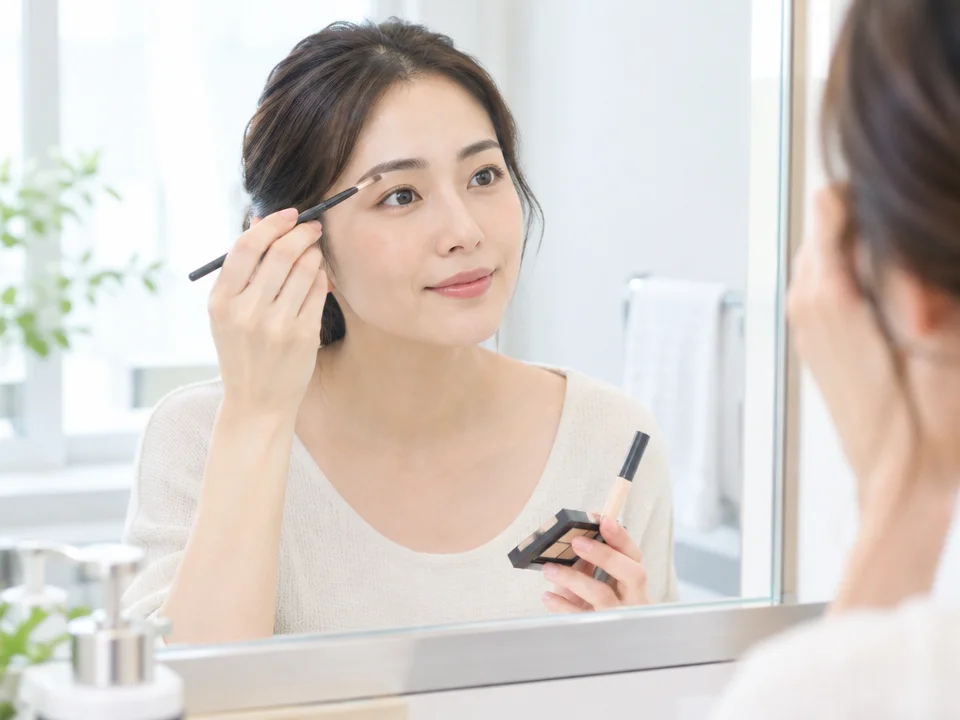 アートメイクが濃いときに隠す方法｜コンシーラーで消すコツと注意点